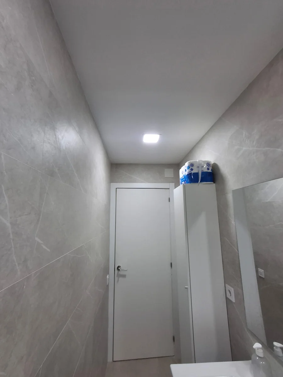 Baño terminado: baño azulejos beige mueble lavabo — Junior Reformas