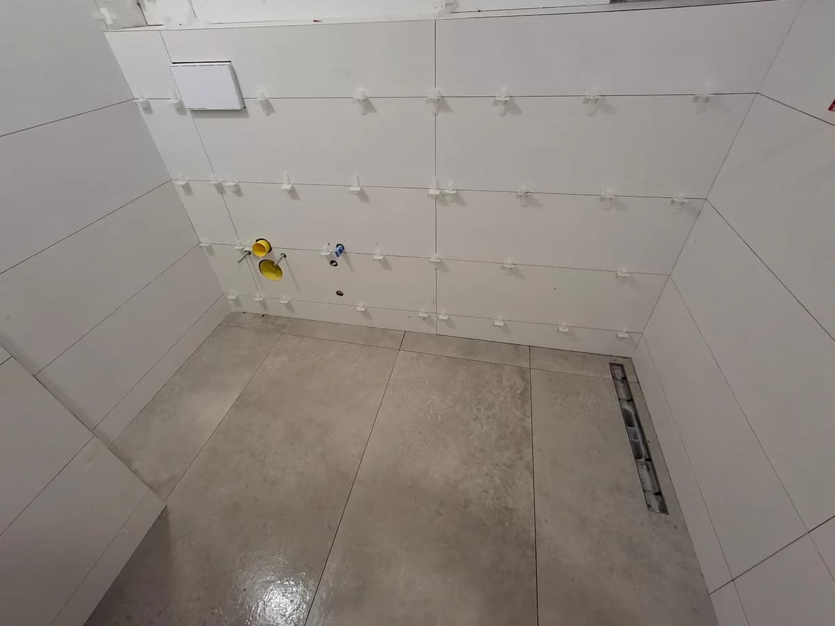 Baño terminado: baño desagüe suelo alicatado — Junior Reformas