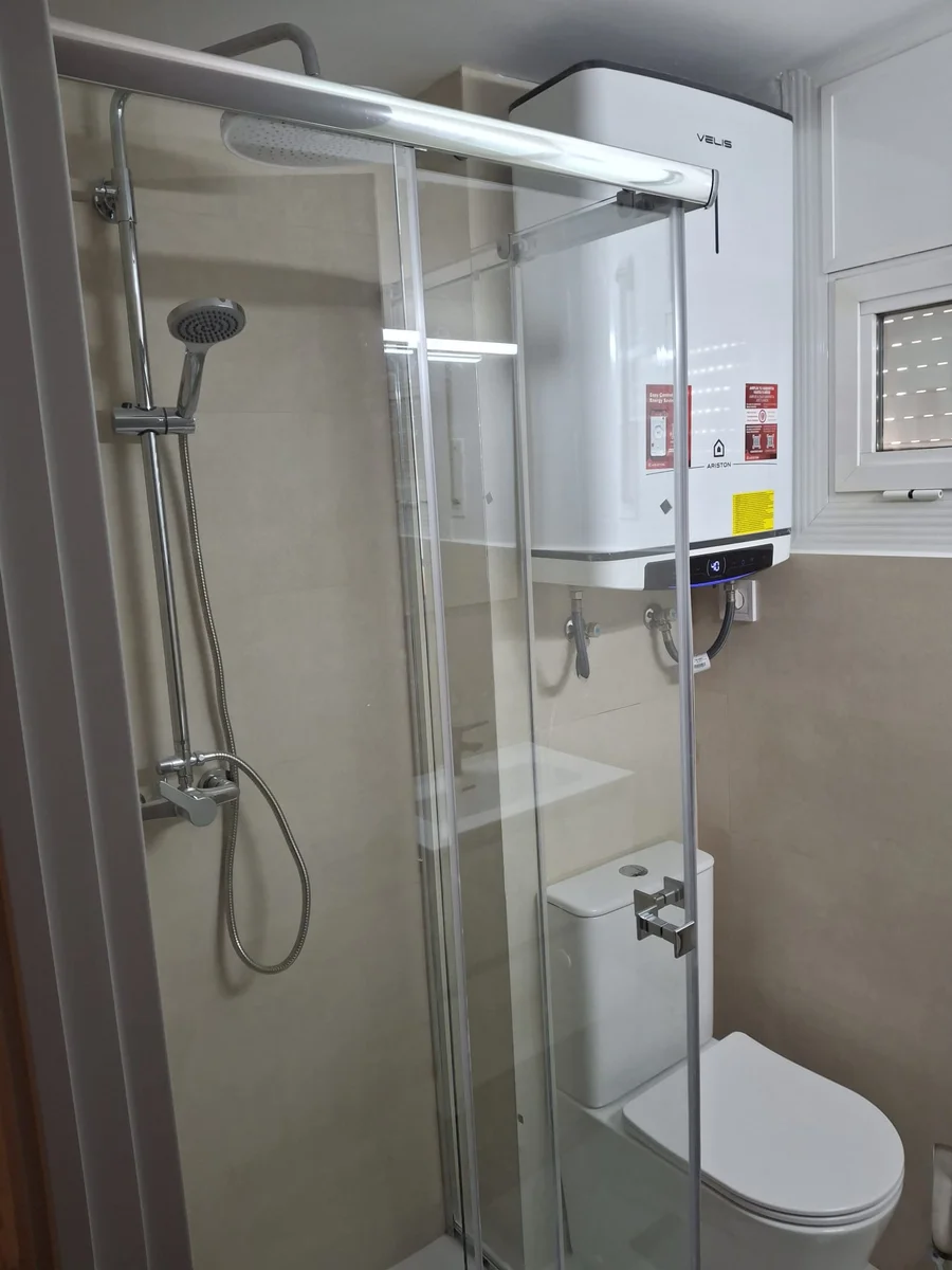 Baño terminado: baño mampara ducha termo — Junior Reformas
