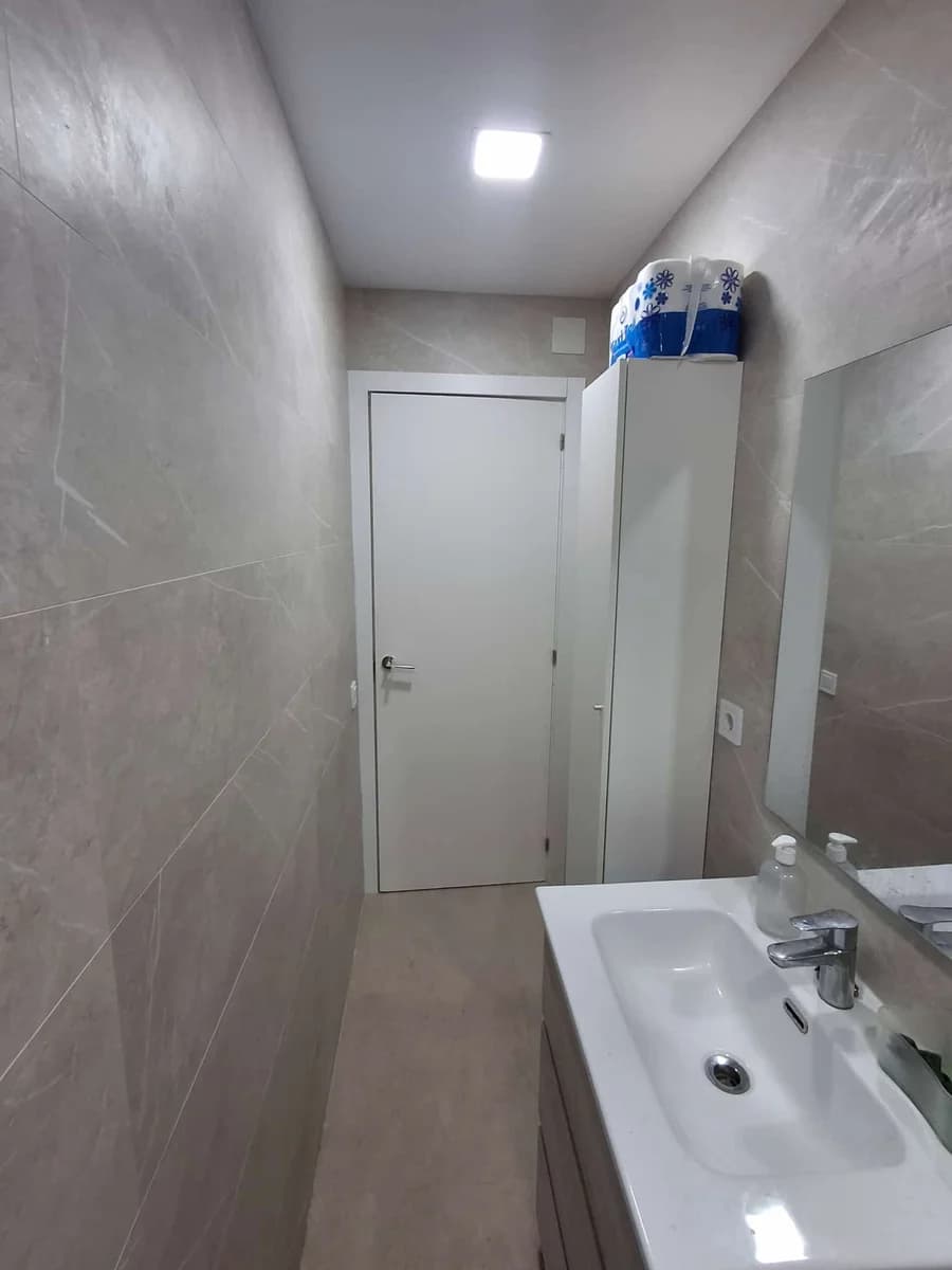 Baño terminado: baño mueble lavabo puerta — Junior Reformas