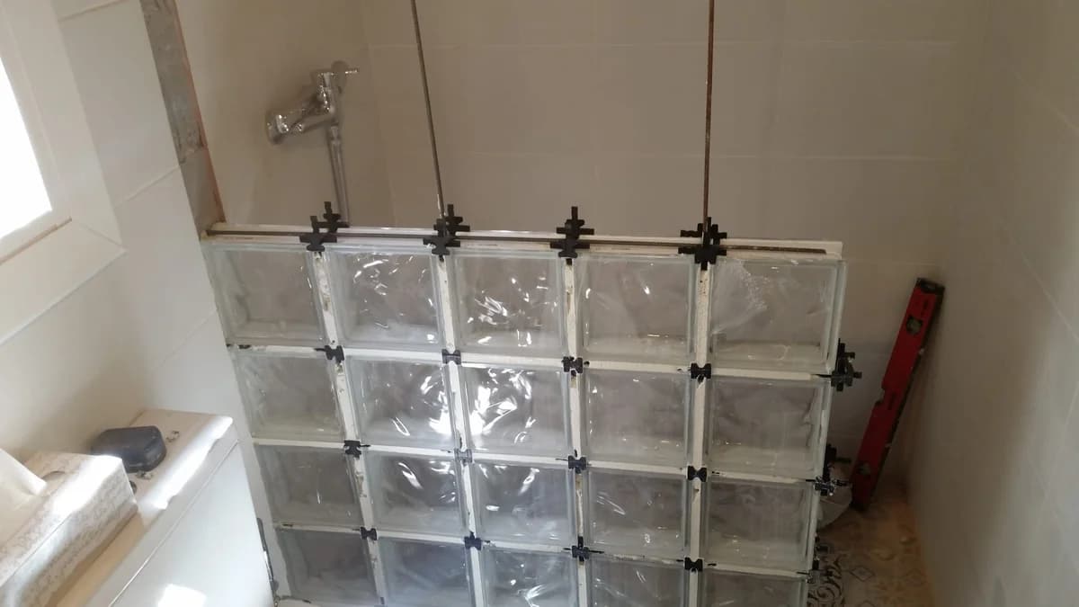 Baño terminado: baño pared bloque vidrio — Junior Reformas