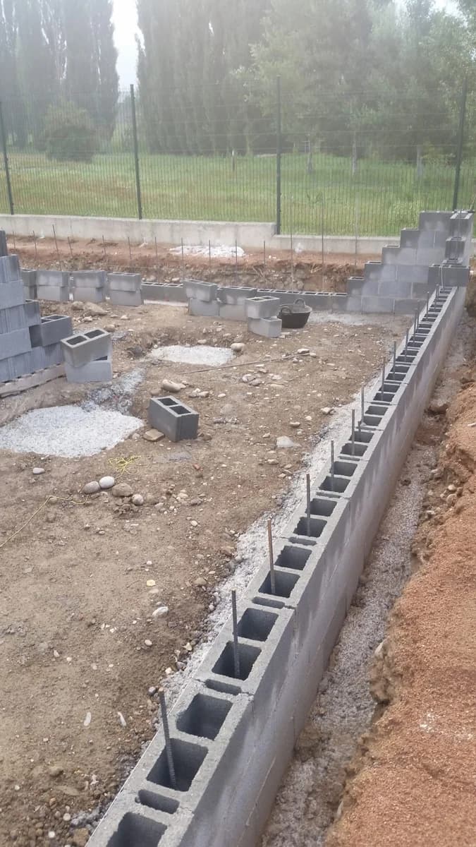 Exterior terminado: exterior cimientos bloque hormigón — Junior Reformas