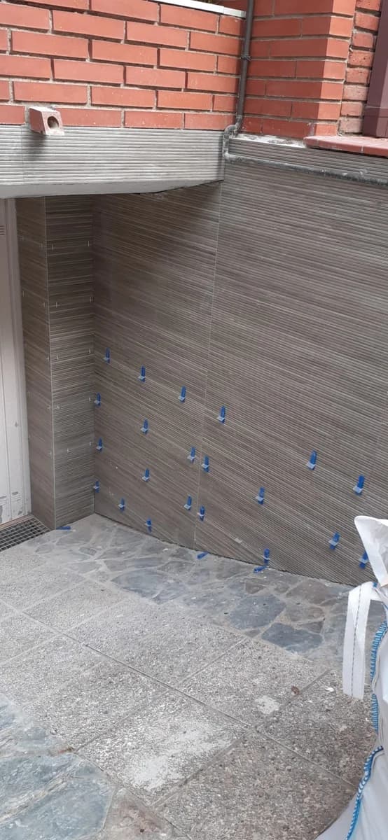 Exterior terminado: exterior pared azulejos efecto madera — Junior Reformas