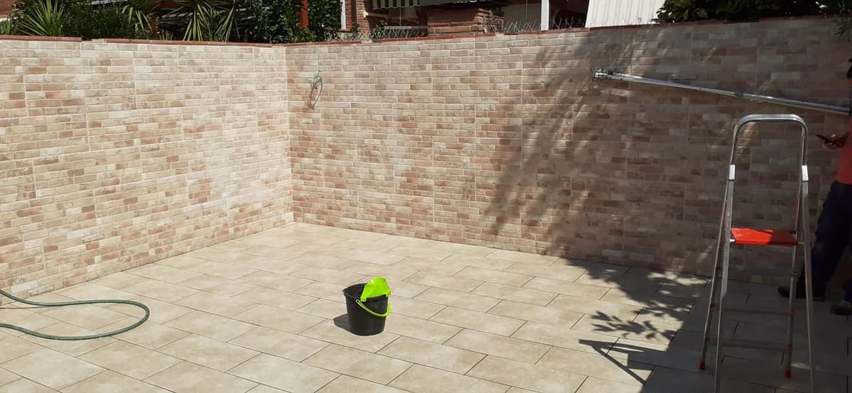 Exterior terminado: paredes ladrillo patio exterior — Junior Reformas