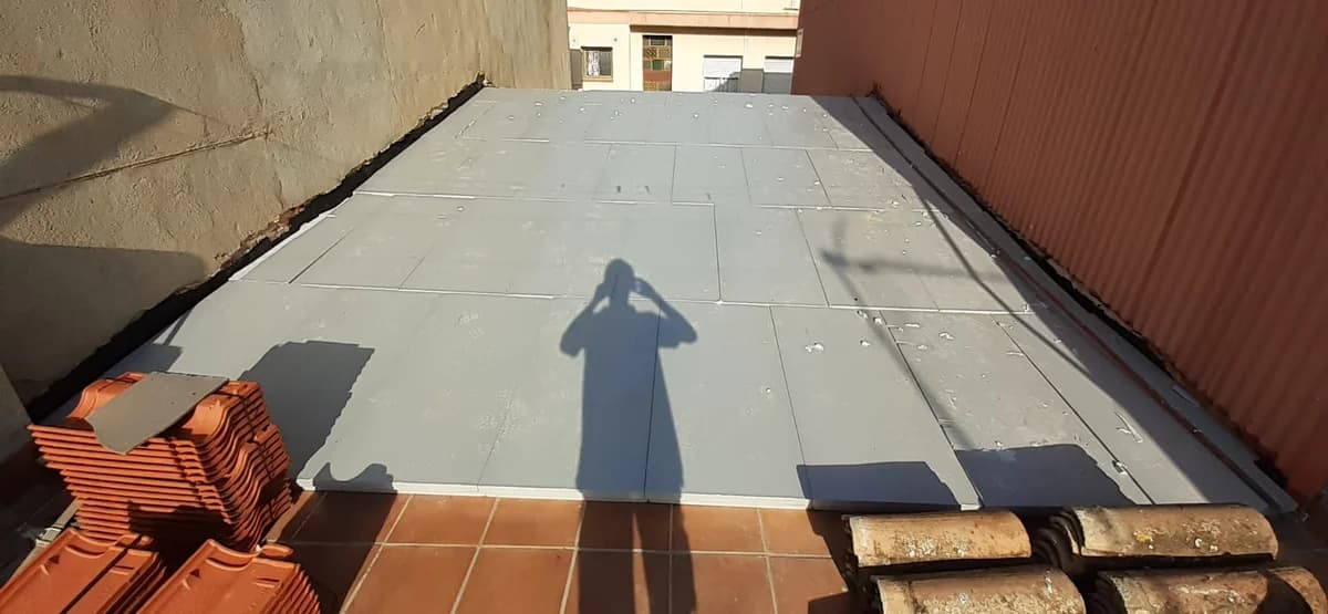 Exterior terminado: pavimentos terraza instalados — Junior Reformas