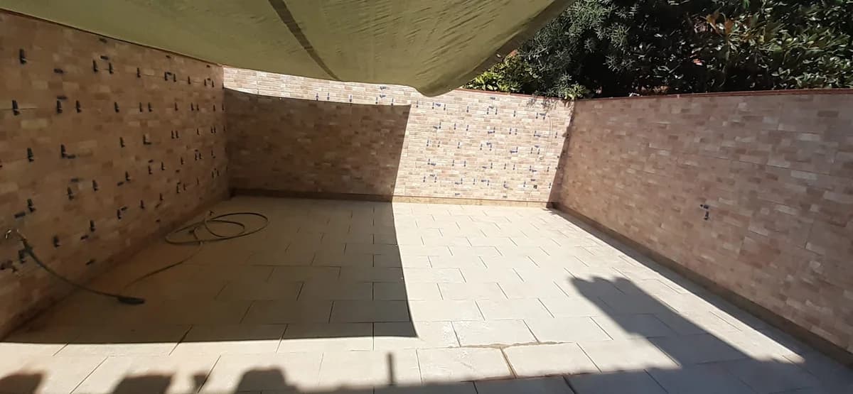 Exterior terminado: revestimiento piedra patio exterior — Junior Reformas