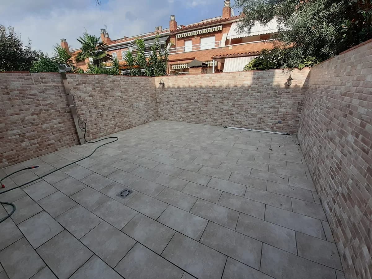 Suelo terminado: suelo azulejos patio exterior — Junior Reformas