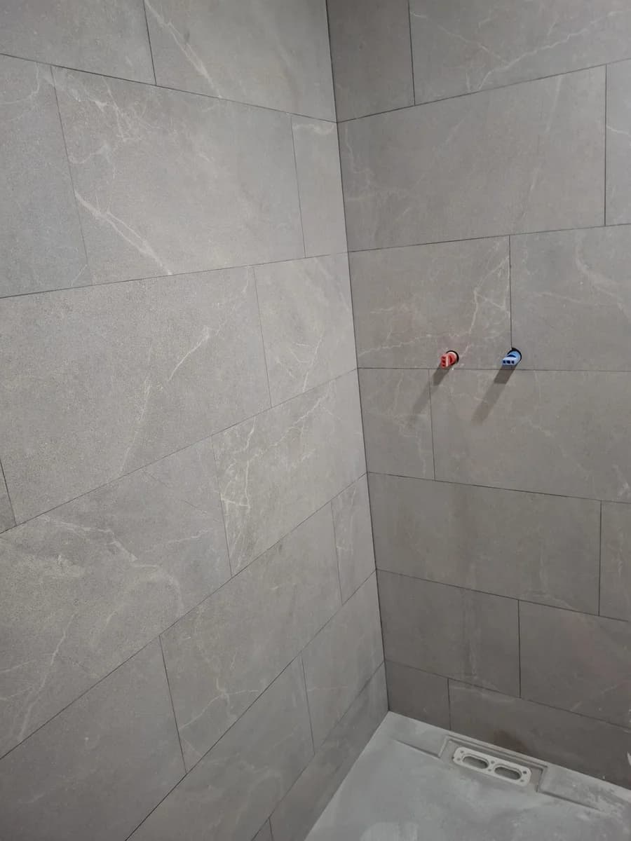 Detalle de accesorios fontanería ducha — Junior Reformas