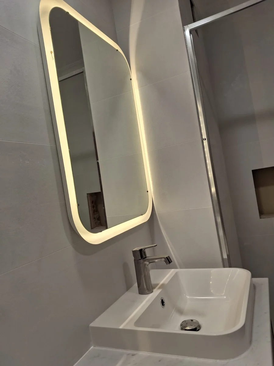Detalle de baño detalle espejo led y lavabo — Junior Reformas