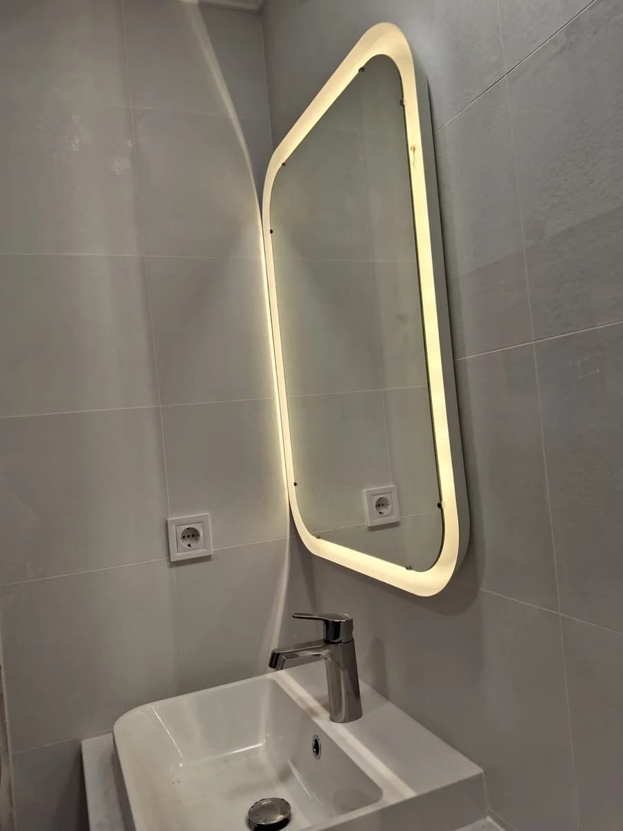 Detalle de baño detalle espejo led y lavabo — Junior Reformas