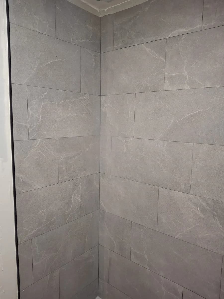 Detalle de esquina azulejo gris ducha — Junior Reformas
