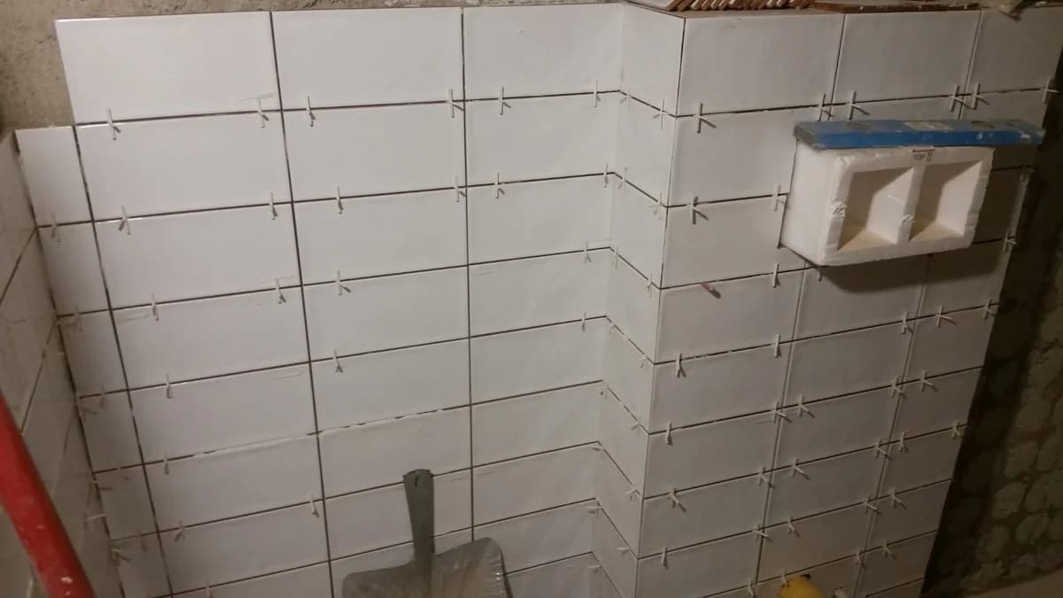 Detalle de baño nicho ducha azulejo blanco — Junior Reformas
