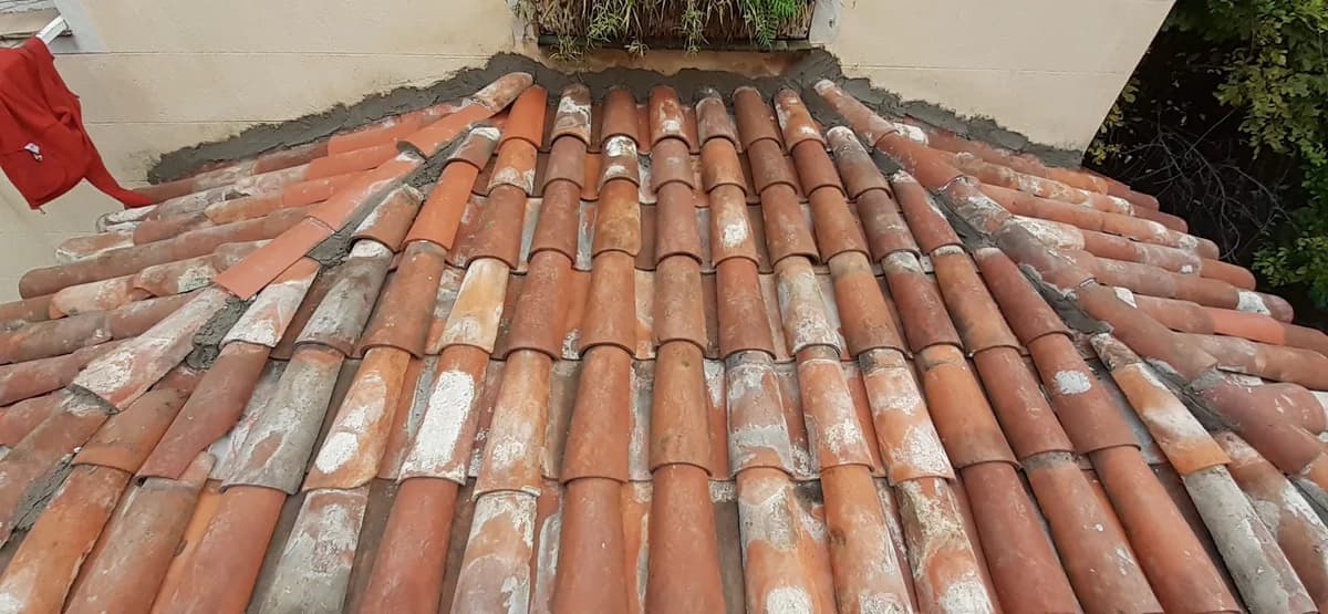 Detalle de detalle tejas arcilla — Junior Reformas