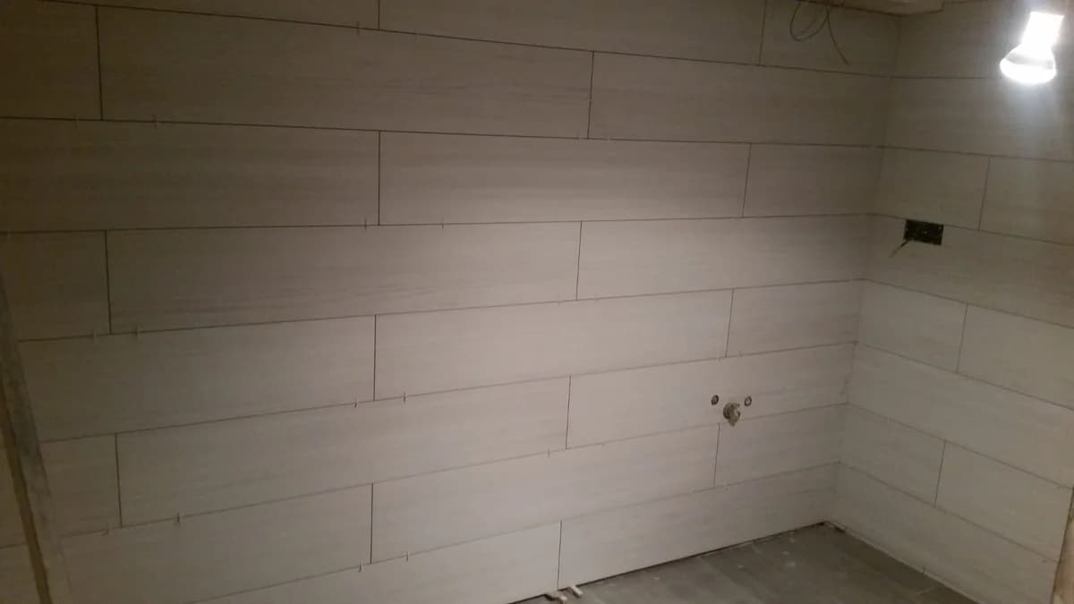 Baño en curso: baño accesorios pared alicatada — Junior Reformas