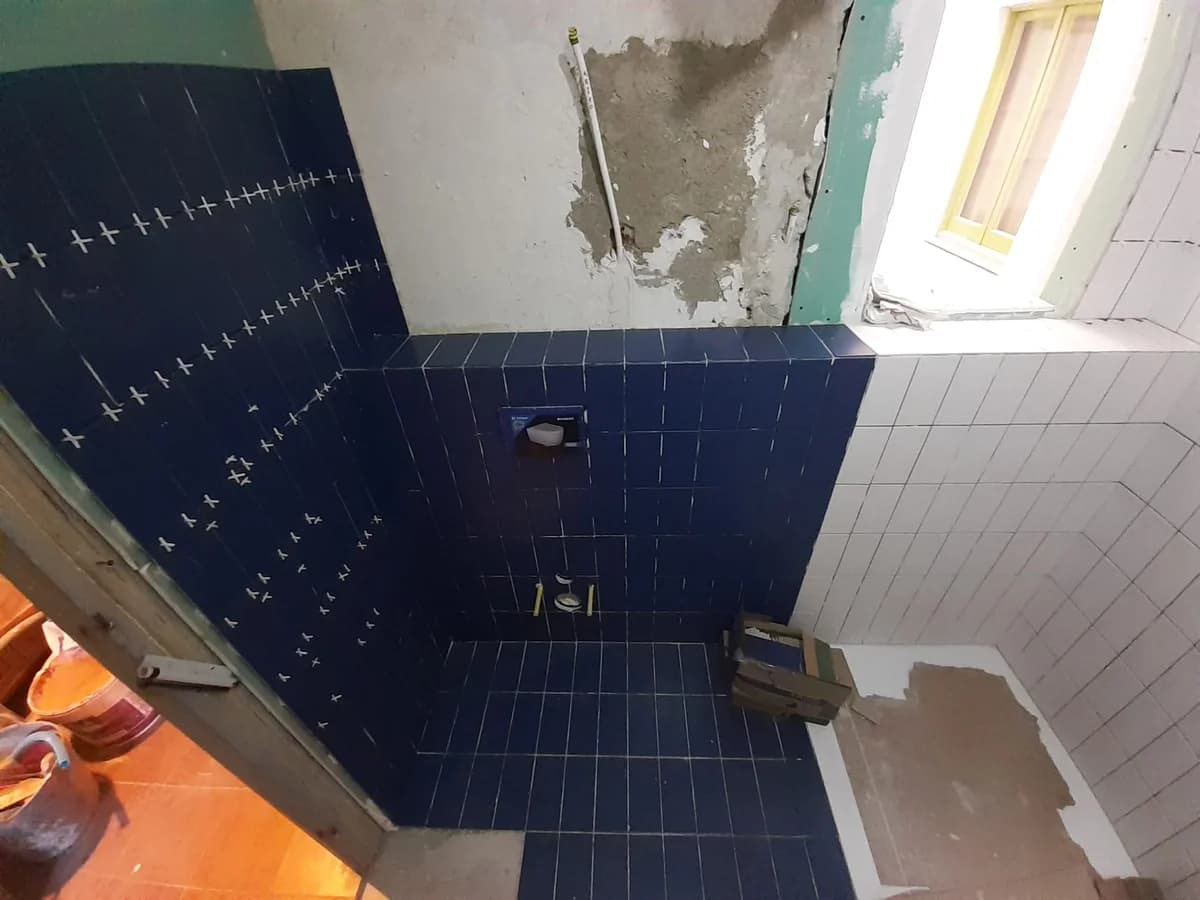 Baño en curso: baño azul azulejo instalación — Junior Reformas