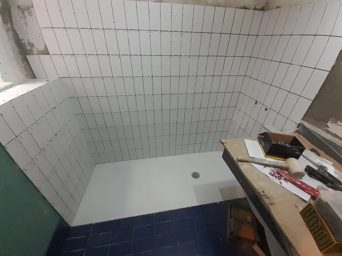 Baño en curso: baño azulejos subway blancos — Junior Reformas