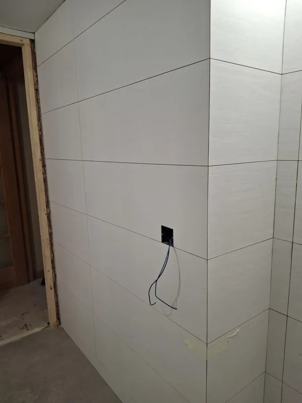 Alicatado blanco de baño con instalación eléctrica preparada — Junior Reformas