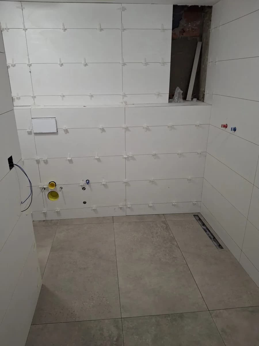 Baño en curso: baño construcción azulejo blanco — Junior Reformas