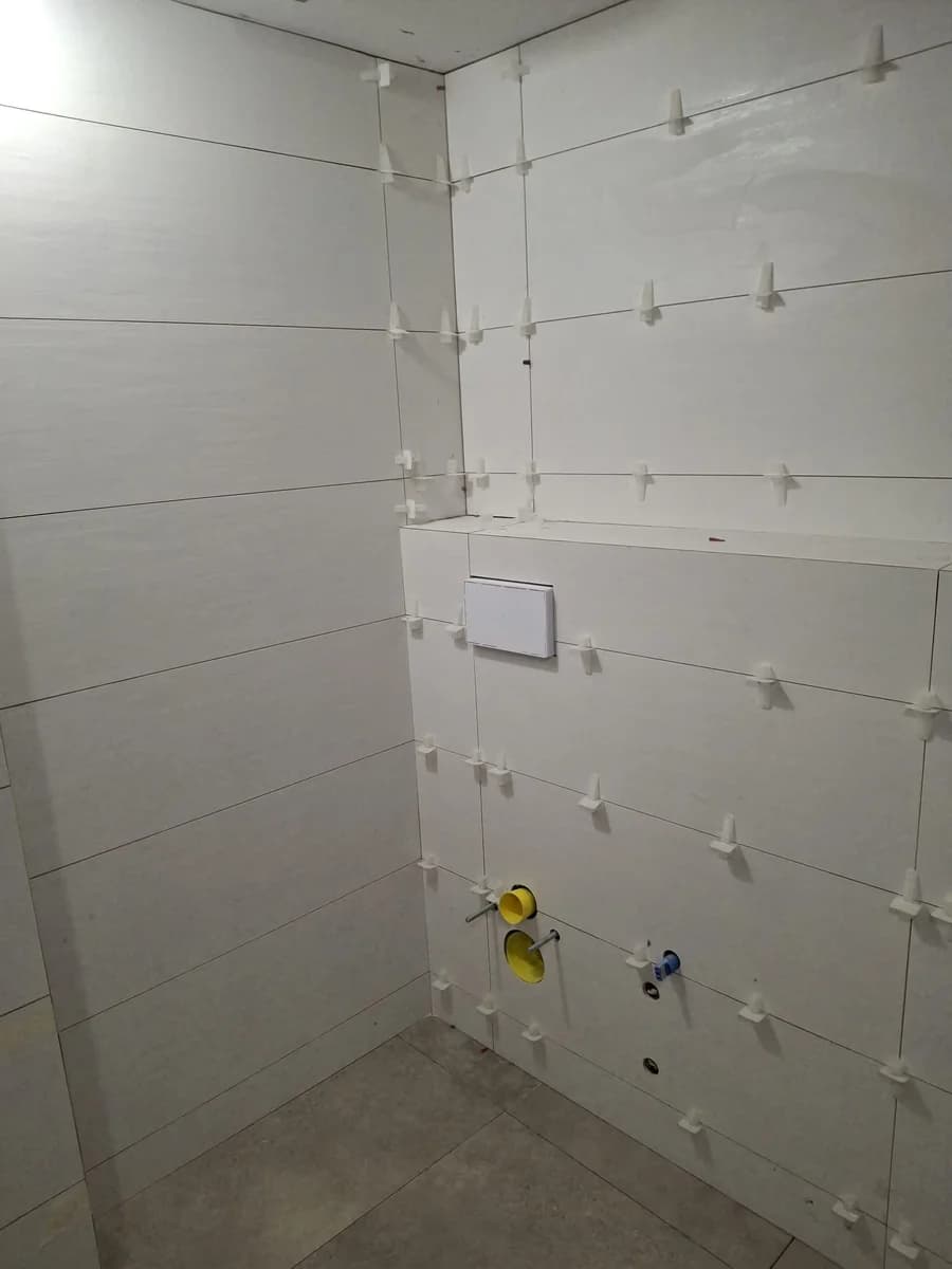 Baño en curso: baño construcción azulejo blanco — Junior Reformas