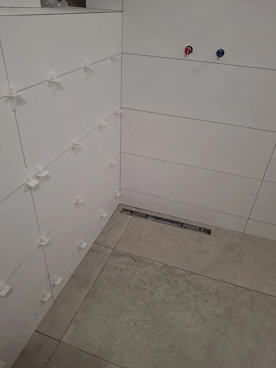 Baño en curso: baño desagüe lineal azulejo blanco — Junior Reformas
