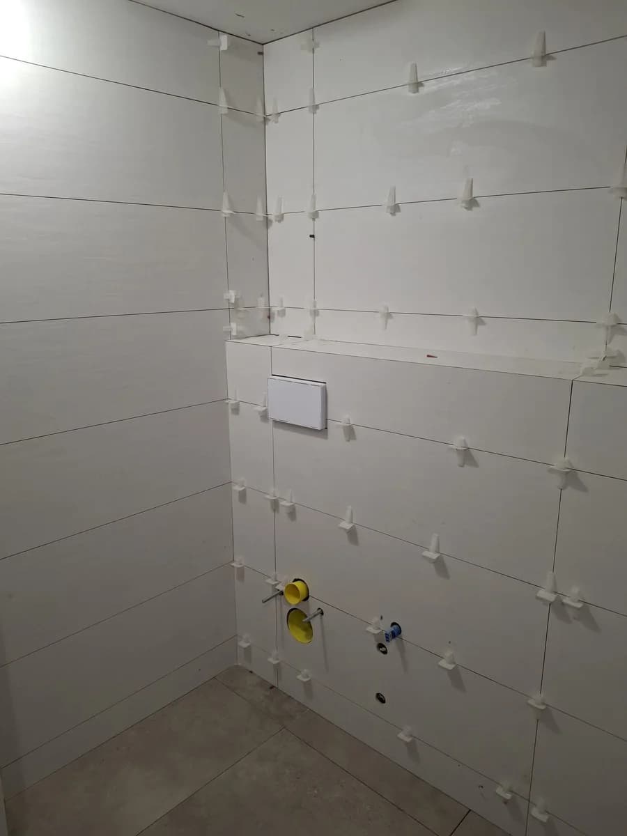 Baño en curso: baño fontanería azulejo blanco — Junior Reformas