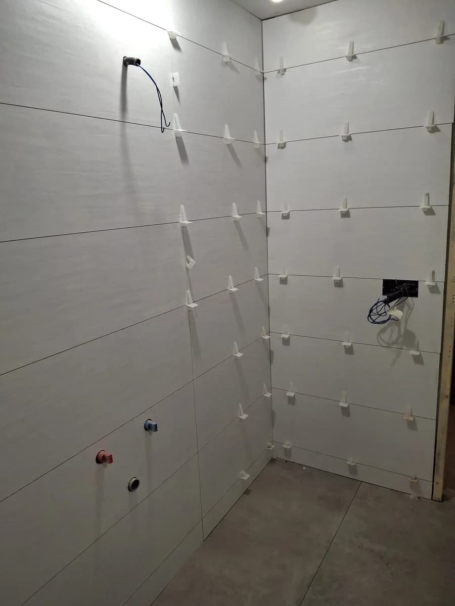 Baño en curso: baño fontanería azulejo blanco — Junior Reformas