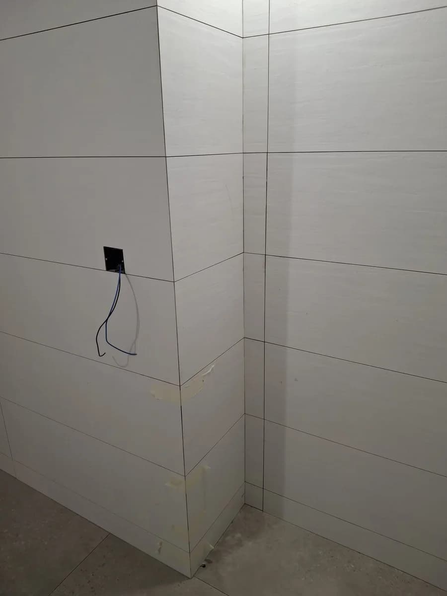 Baño en curso: baño instalación eléctrica azulejo blanco — Junior Reformas