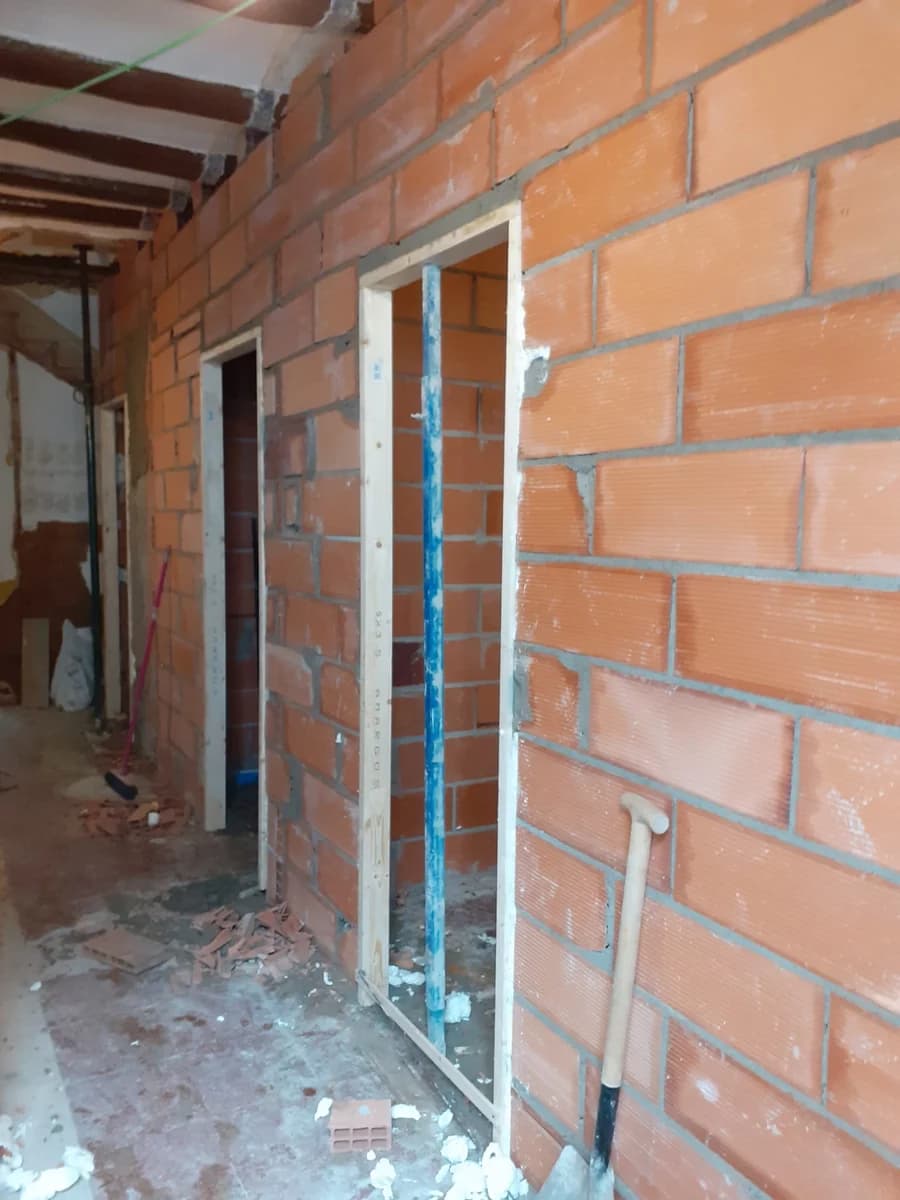 Obra en curso: construcción ladrillo pasillo interior — Junior Reformas