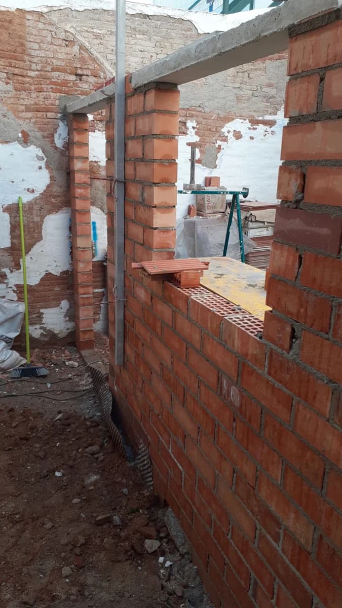 Obra en curso: construcción pared ladrillo — Junior Reformas