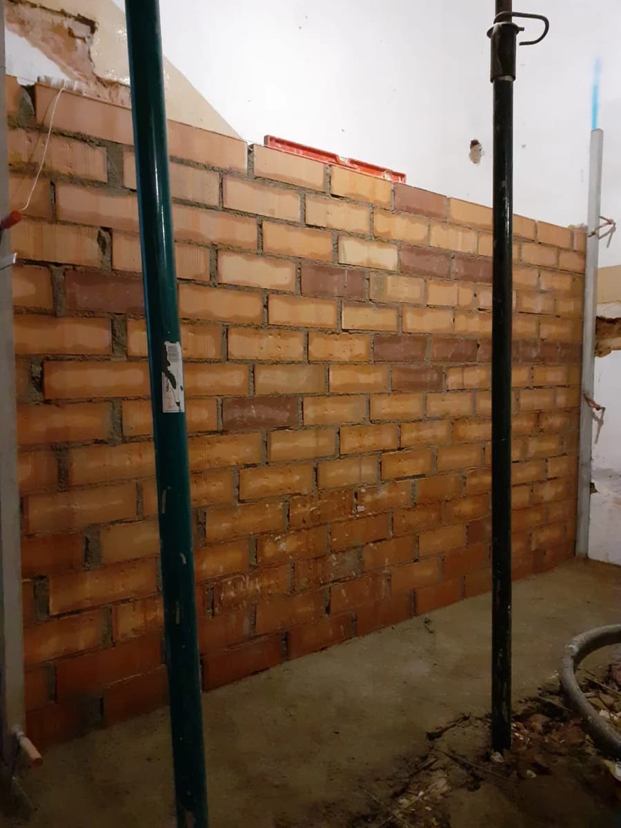Obra en curso: construcción pared ladrillo interior — Junior Reformas