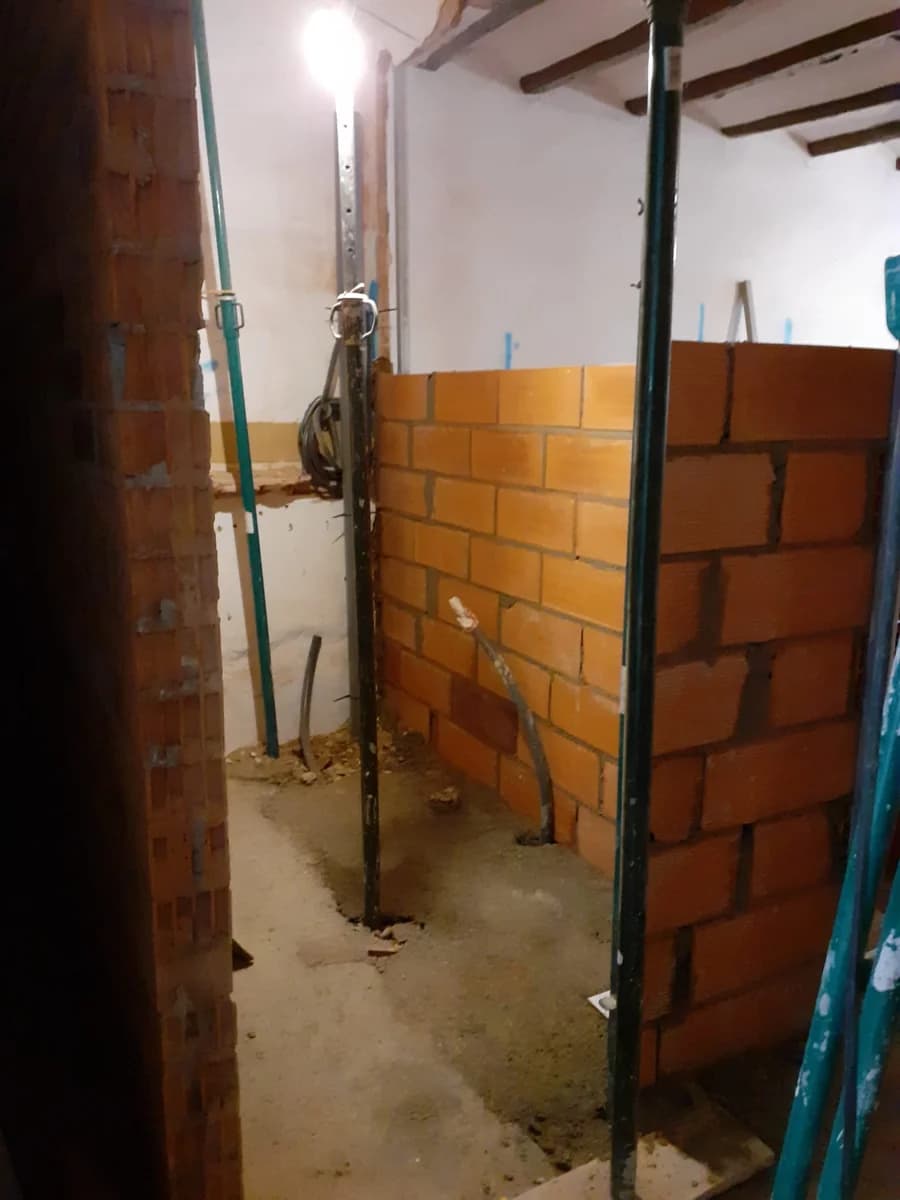 Obra en curso: obra tuberías ladrillo interior — Junior Reformas