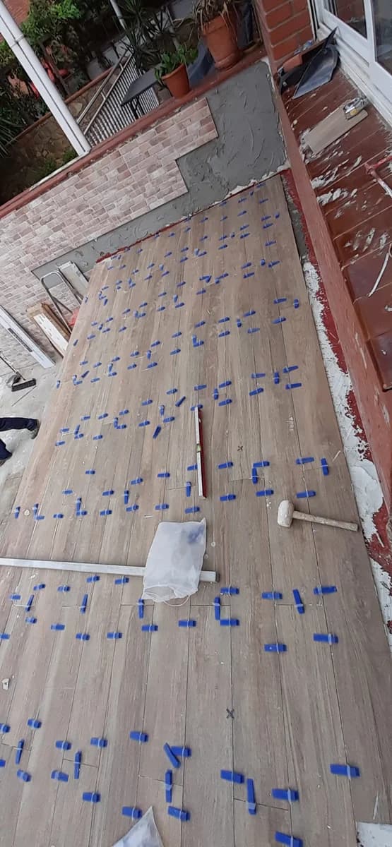 Exterior en curso: instalación azulejos efecto madera exterior — Junior Reformas