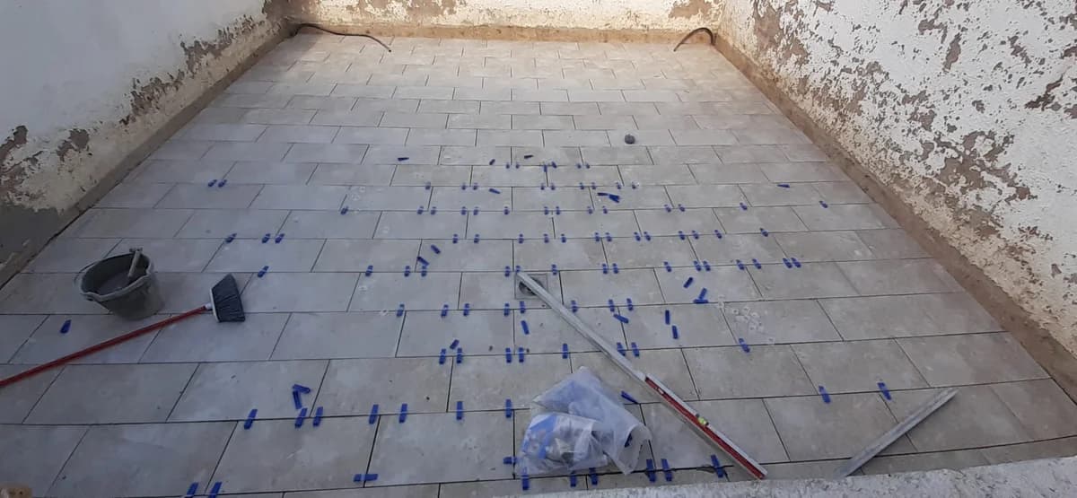 Exterior en curso: instalación suelo azulejos exterior — Junior Reformas