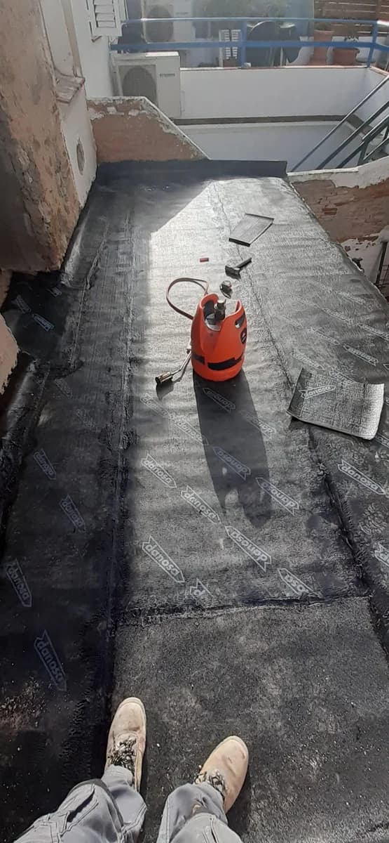 Exterior en curso: soldadura membrana impermeabilización terraza — Junior Reformas