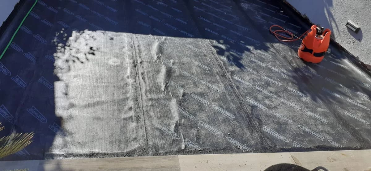 Exterior en curso: trabajo soplete impermeabilización terraza — Junior Reformas