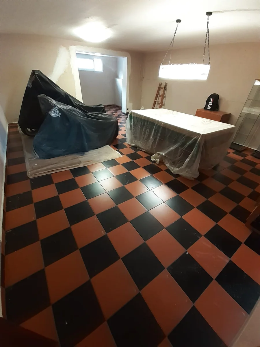 Piso en curso: renovación suelo damero habitación — Junior Reformas