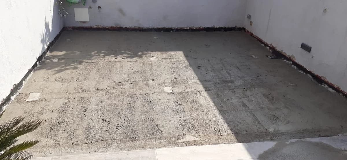 Suelo en curso: preparación base hormigón suelo — Junior Reformas