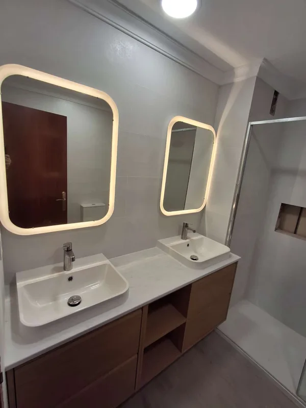 Baño moderno con doble espejo retroiluminado LED y ducha a ras — Junior Reformas