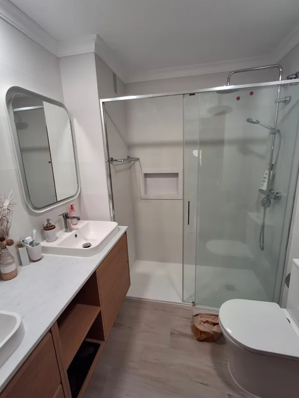 Transformación de baño completo: del alicatado en obra al baño terminado con mampara — acabado final — Junior Reformas