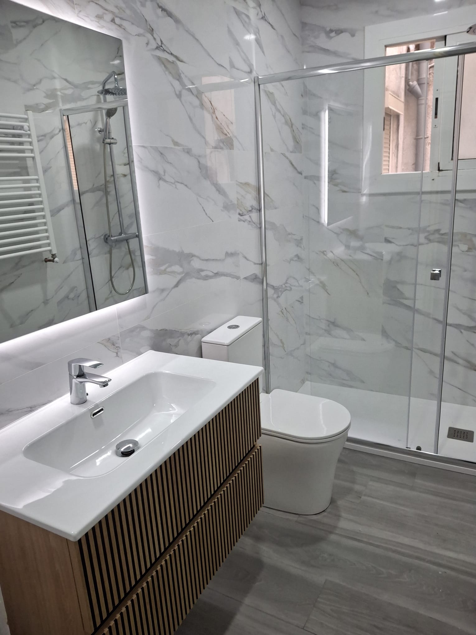 Baño reformado con acabados de calidad — Junior Reformas