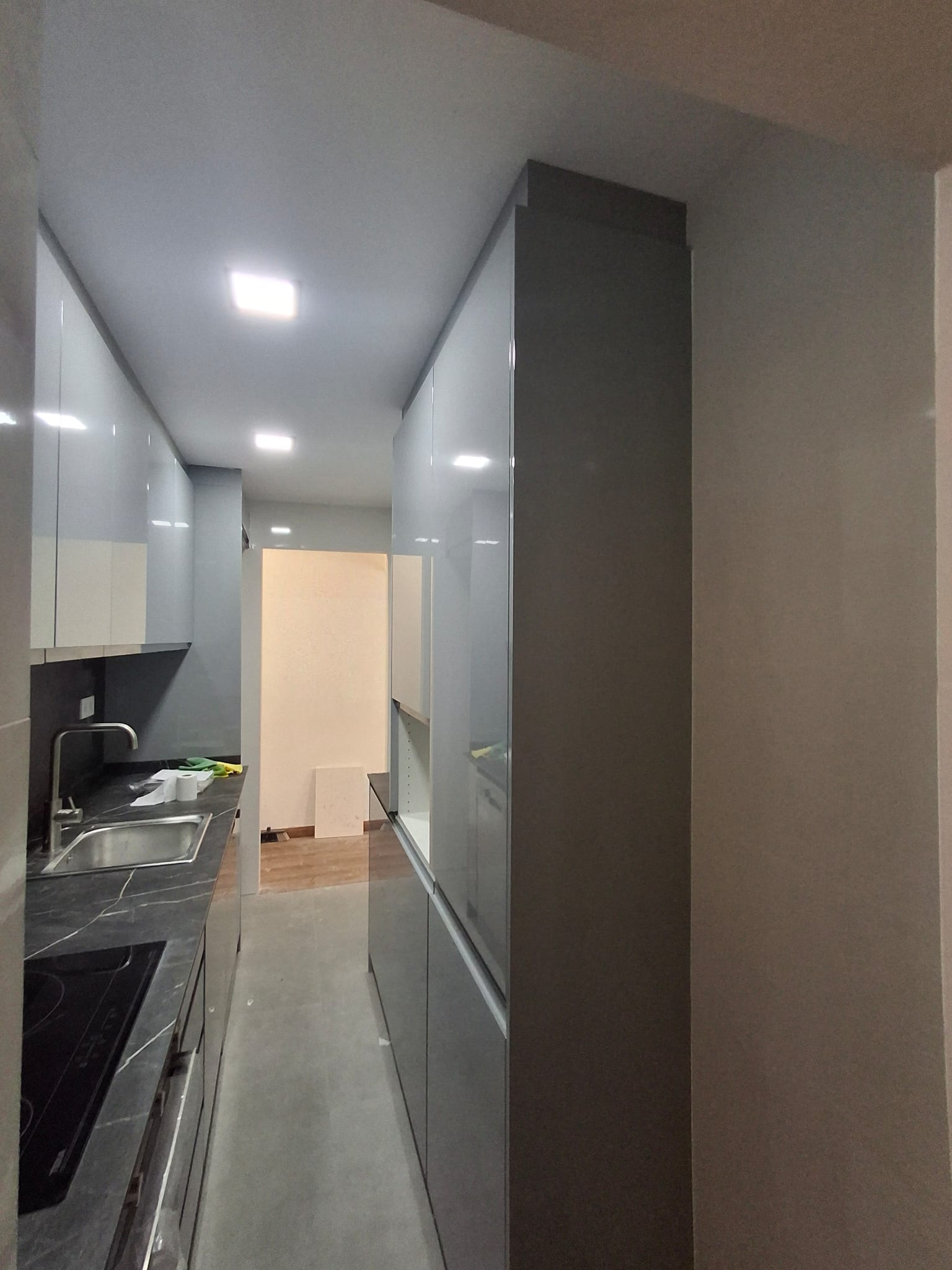 Cocina reformada en tonos grafito — Junior Reformas
