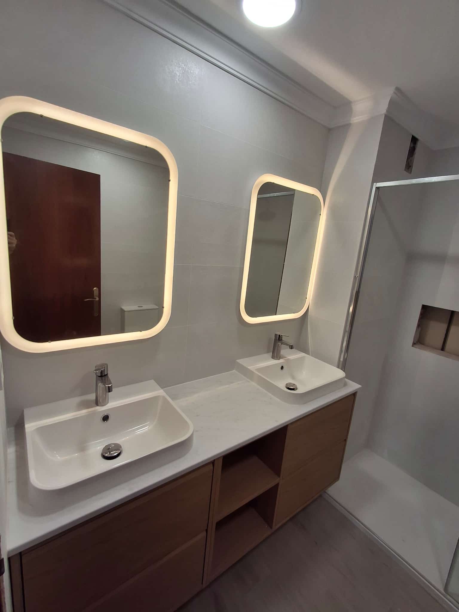 Baño con doble lavabo
