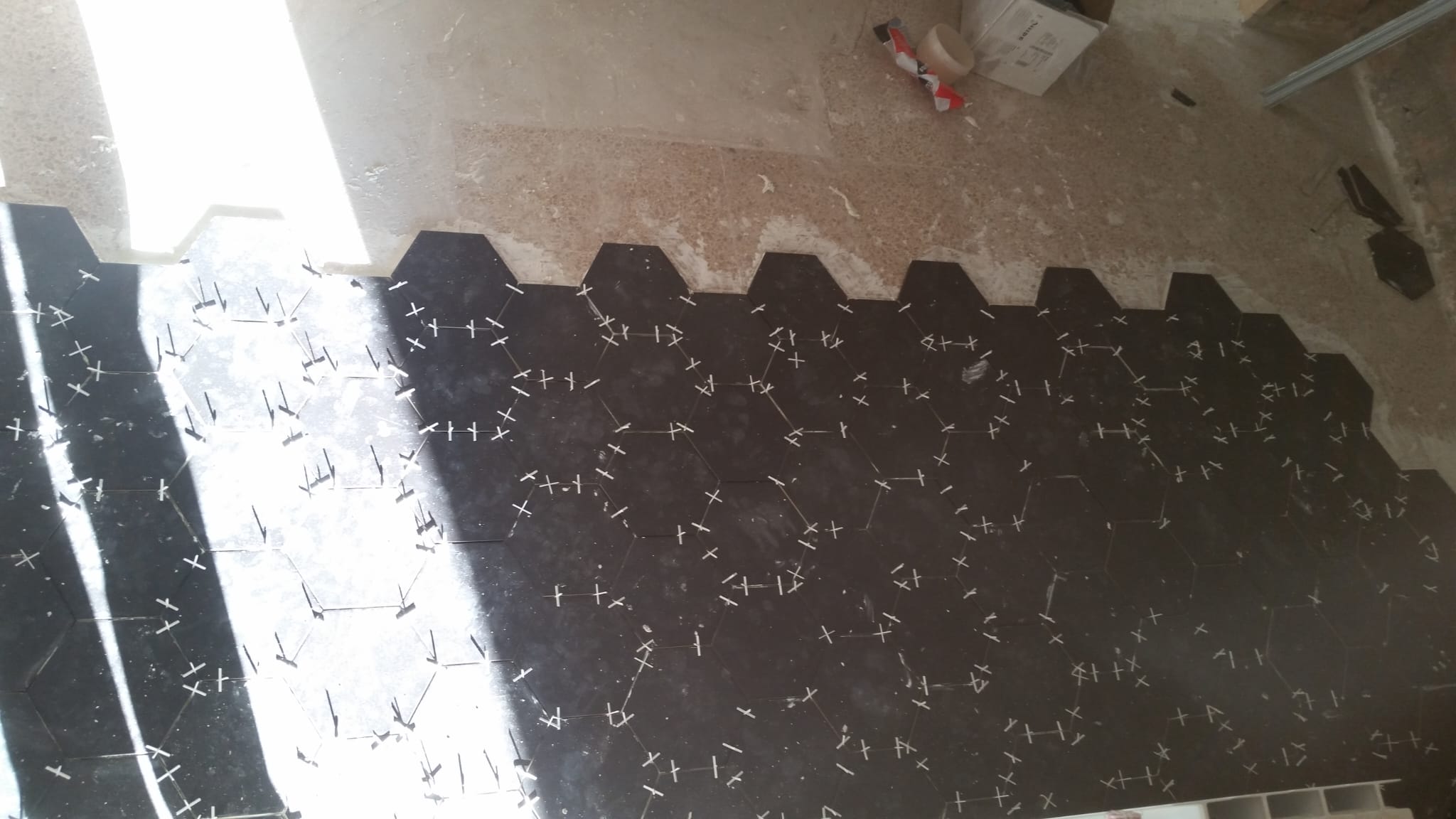 Suelo hexagonal negro