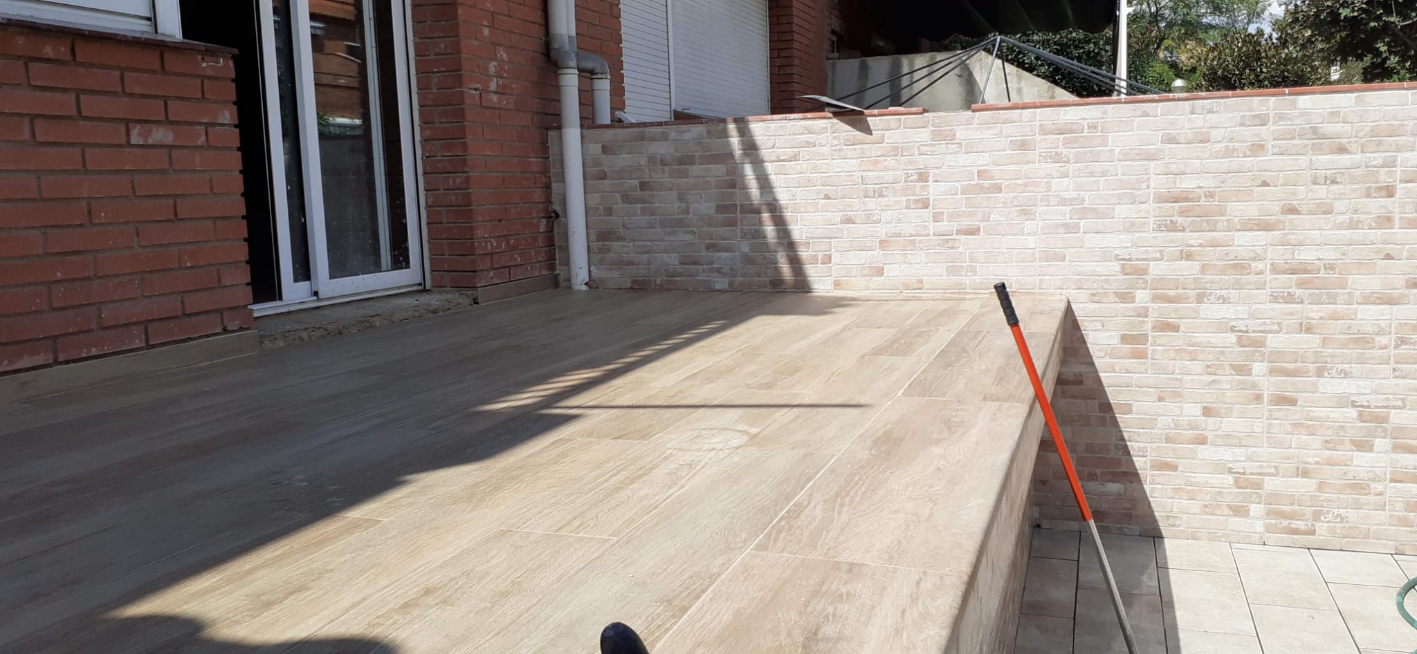Terraza reformada con suelo exterior — Junior Reformas