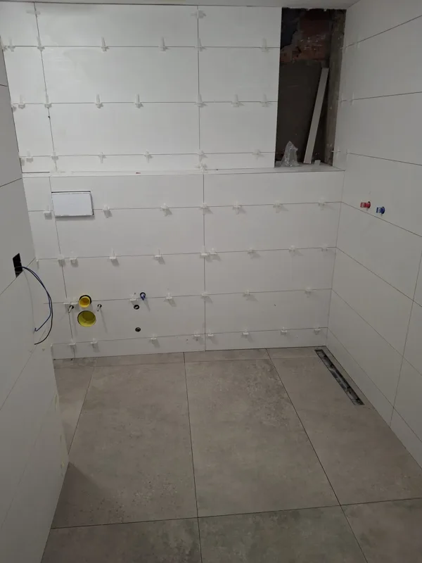 De instalaciones vistas a baño moderno con espejos LED — estado en obra