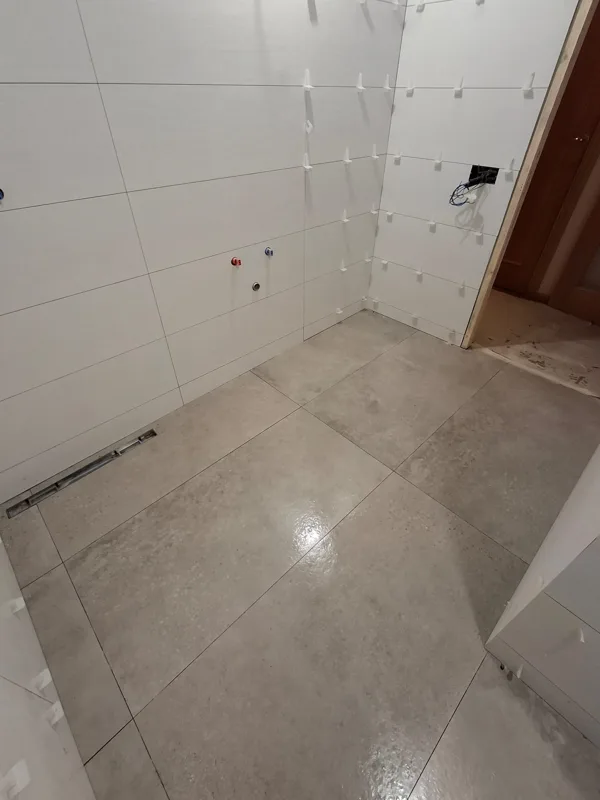 Transformación de baño completo: del alicatado en obra al baño terminado con mampara — en obra