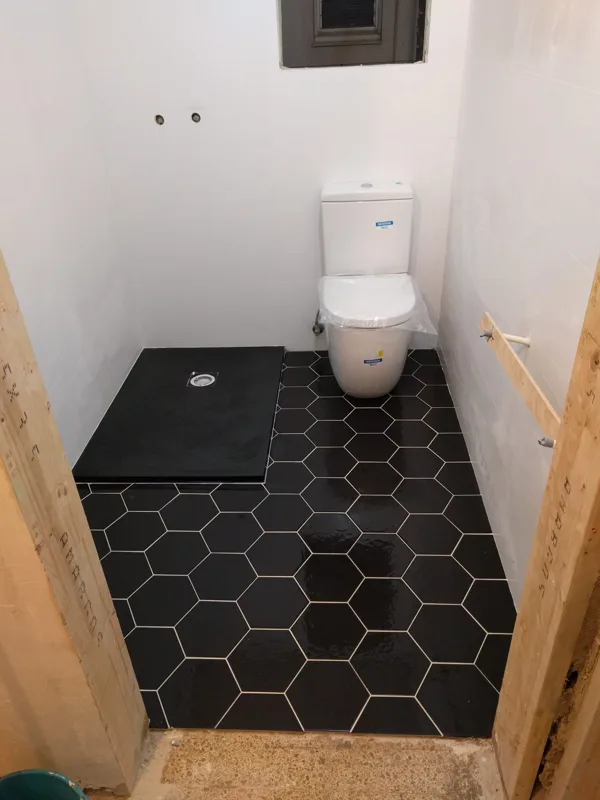 De obra en curso a baño terminado con ducha a ras de suelo — en obra